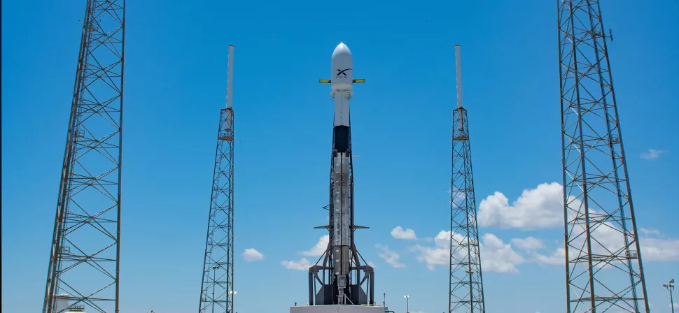 SpaceX lanza 46 satélites Starlink y aterriza el cohete Falcon 9 por centésima vez