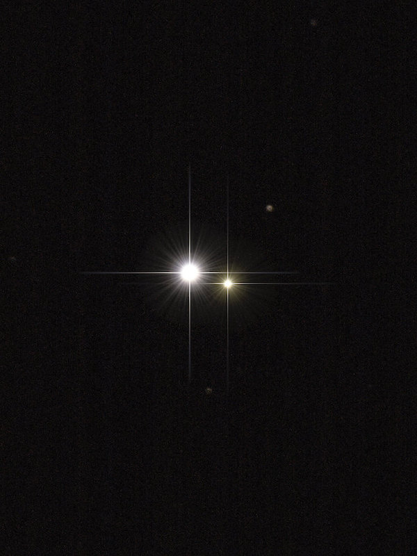 Una foto de una estrella brillante y una más débil junto a ella: ambas aparecen como un solo punto de luz de la Tierra.