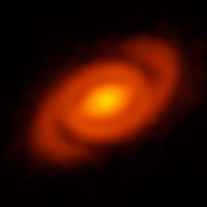 ALMA descubrió amplios brazos espirales en el disco protoplanetario que rodea a la joven estrella Elias 2-27.  Esta característica espiral fue producida por ondas de densidad: perturbaciones gravitacionales en el disco.