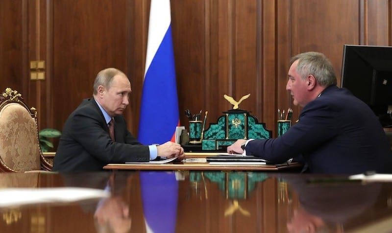 Invasión de Rusia: dos hombres, incluido el presidente de Rusia, Vladimir Putin, se sientan en una mesa.