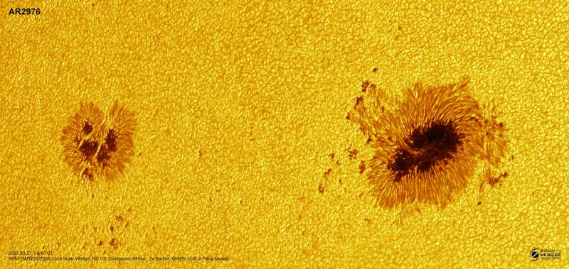 Primer plano del sol, visto como una gran esfera amarilla con una superficie moteada.