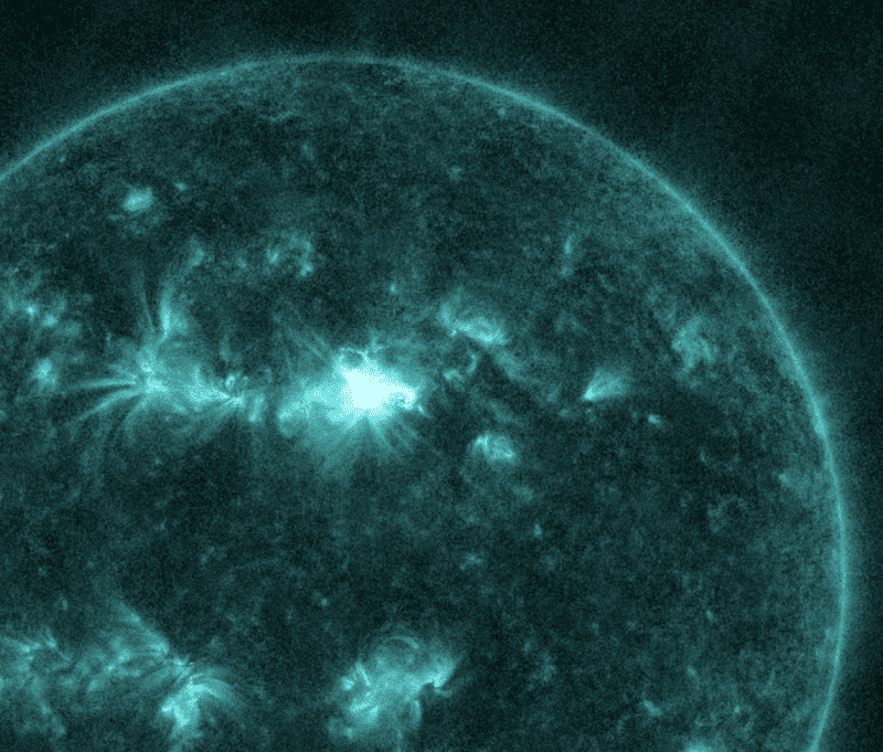 Parte de un globo (el sol) en verde azulado con un parche brillante de una llamarada solar