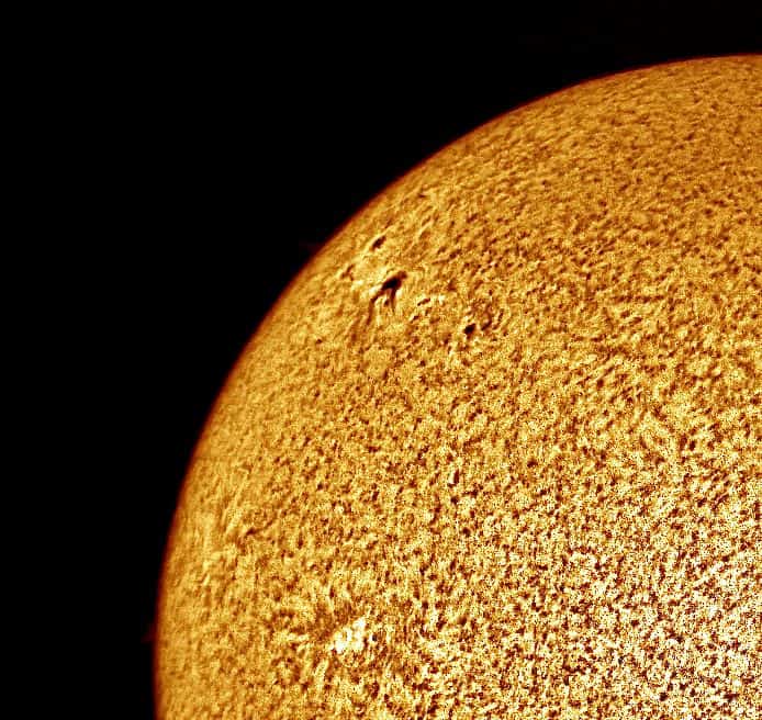 El sol, visto como una gran esfera amarilla con una superficie moteada.