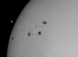 Imagen del sol de ECP.  Región de manchas solares AR2993.