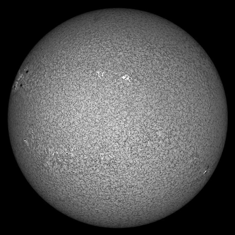 El sol, visto como una gran esfera monocromática con una superficie moteada.
