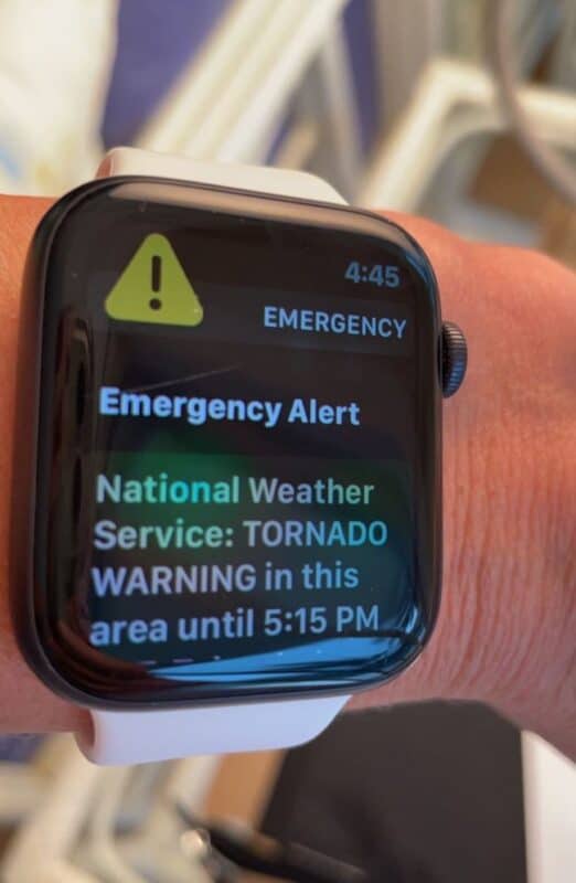 Pantalla de Apple Watch con mensaje de alerta de emergencia.