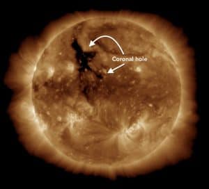 Un agujero coronal que crece al noreste del disco solar.  12 de mayo de 2022.