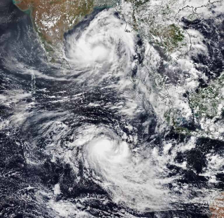 Ciclones gemelos se reflejan entre sí en el Océano Índico