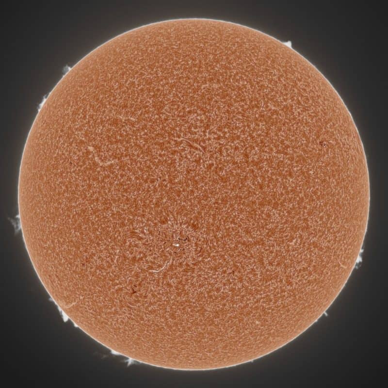 El sol, visto como una gran esfera naranja con una superficie moteada.