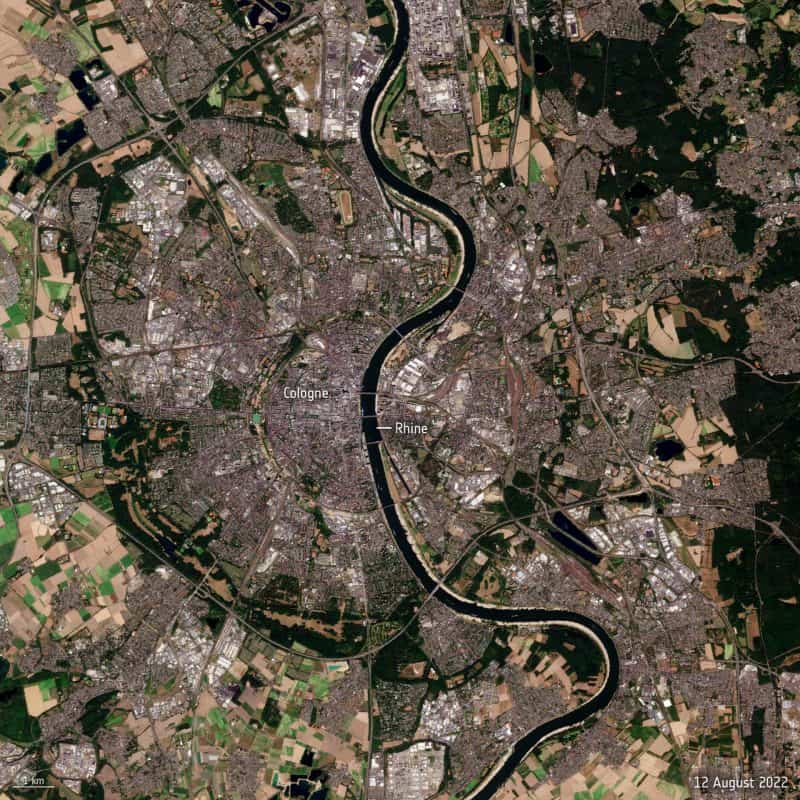 Imagen satelital del río Rin que muestra una franja oscura y terraplenes más claros.