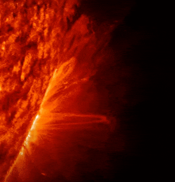 Actividad solar: Esfera roja con un gran destello que sale del lado inferior derecho de la imagen.