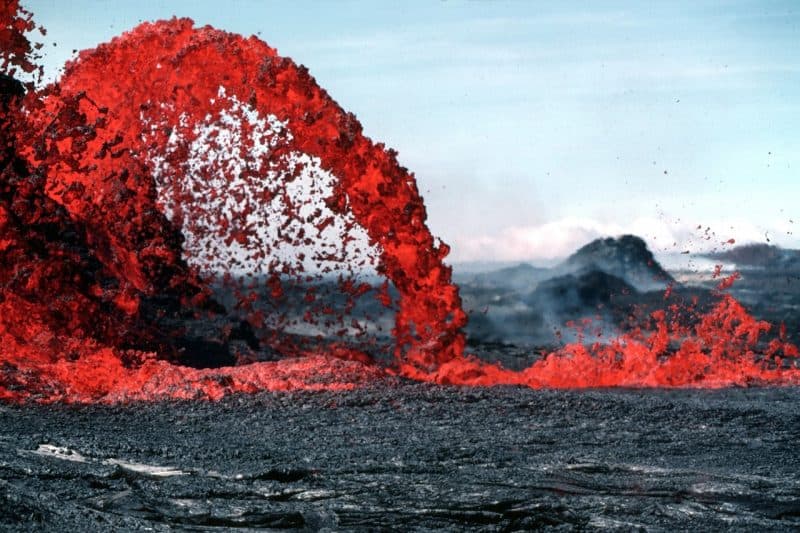 Los mega volcanes causaron extinciones masivas: Erupción de arco rojo de material volcánico sobre suelo espeso.